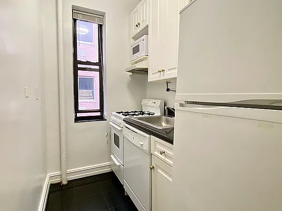 5th image of 235 E 46th St APT 3C