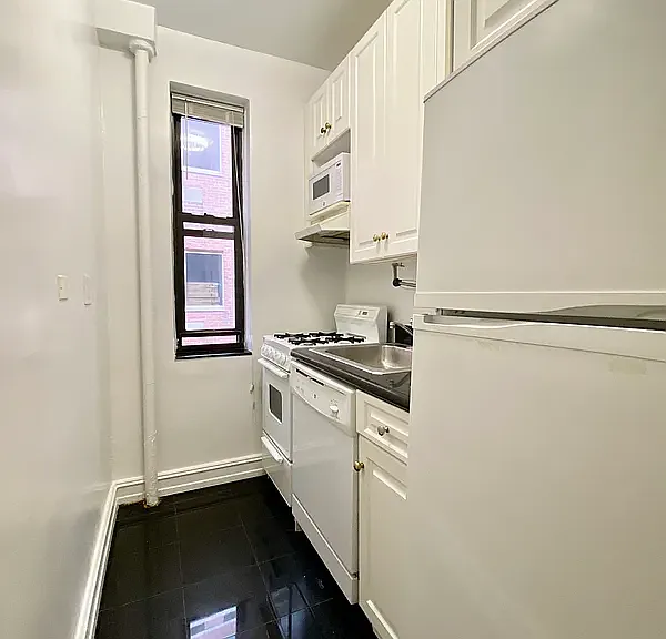 235 E 46th St #3C — Photo 5