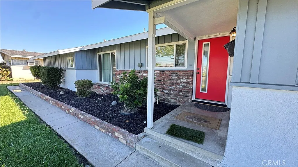 3 bed, 1100 sqft, $4,200 — Photo 2