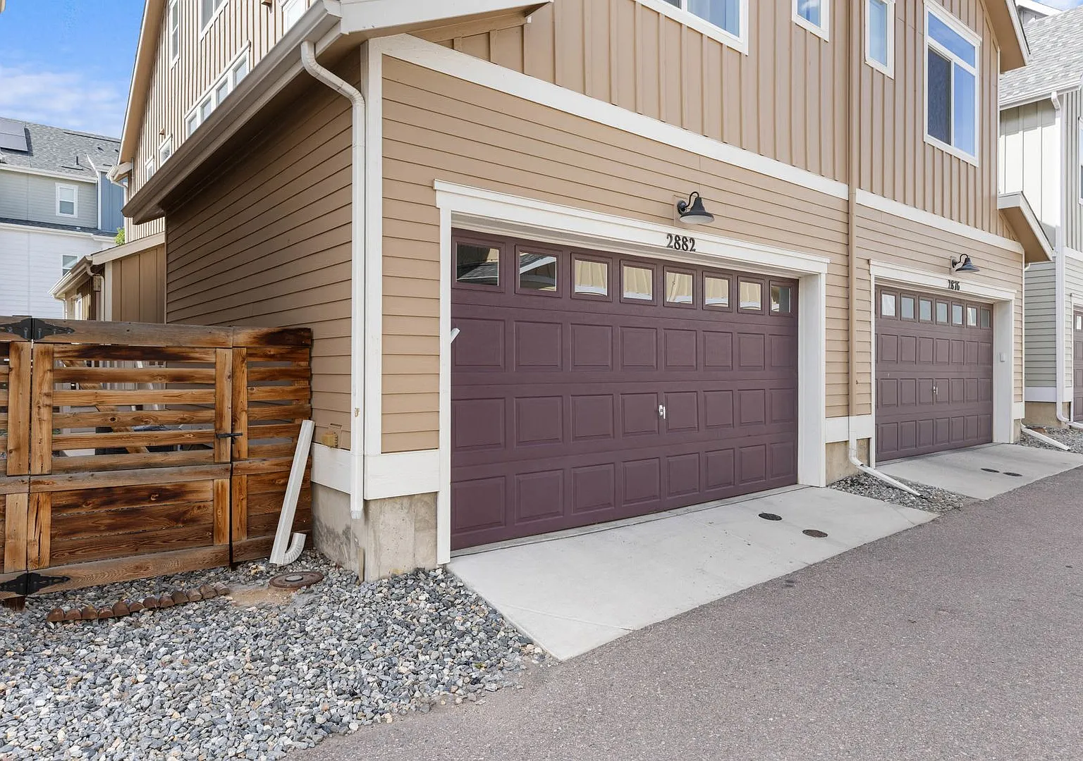 Light-Filled 4-Bd/4.5-Bath Townhome in Desirable Englewood! Available NOW! — Photo 3