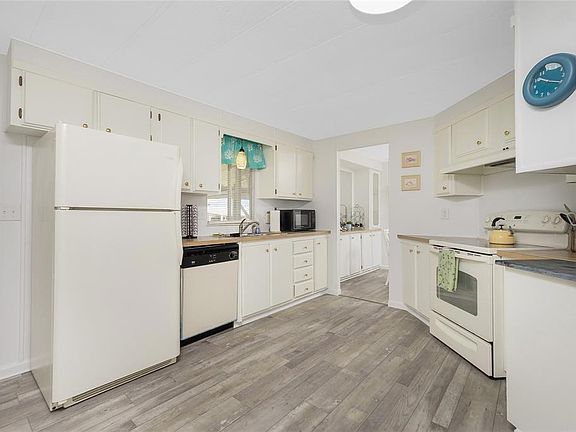 4th image of 532 Walnut Cir