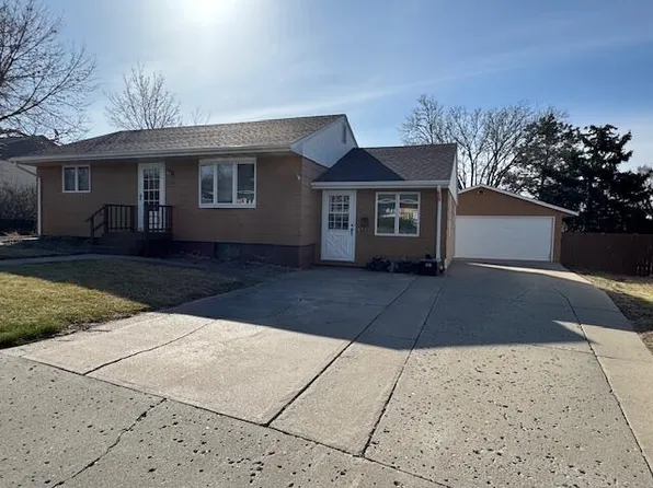 1605 E Cabot St, Pierre, SD 57501