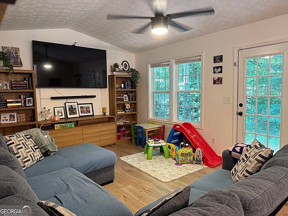 3rd image of 115 Summer Ln