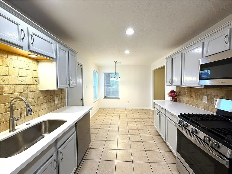 4719 Cypress Dawn Ln — Photo 9