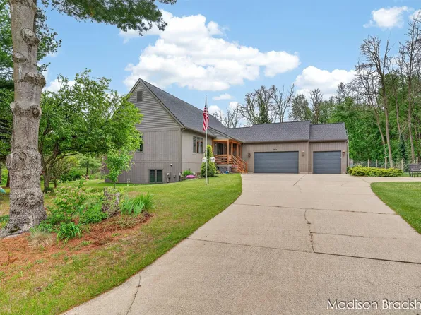 30 Whistling Pines Ln NW, Sparta, MI 49345