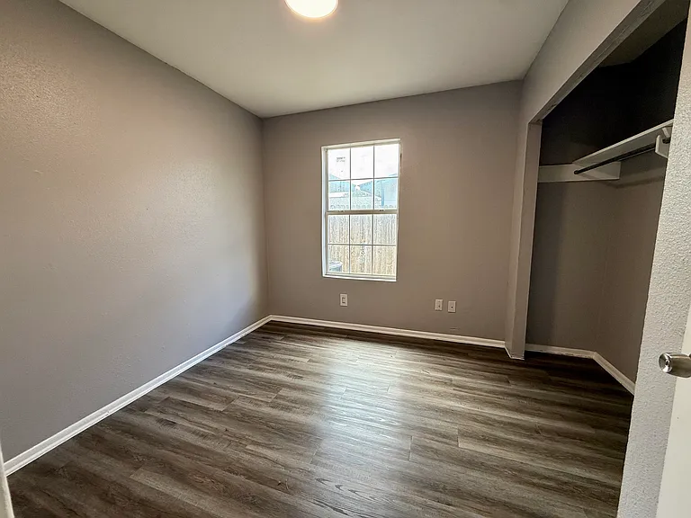 554 Park Village Dr — Photo 7