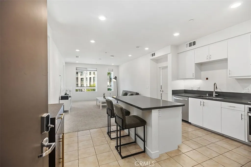 2 bed, 1075 sqft, $4,000 — Photo 4