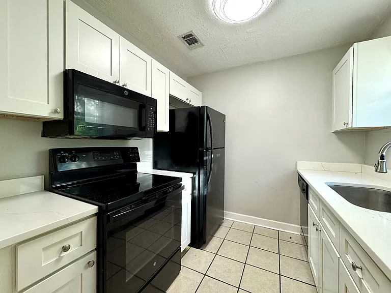 2509 W 10th St #D — Photo 4