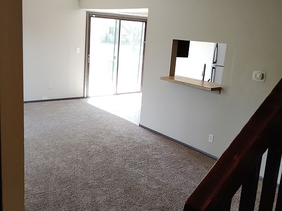 3rd image of 555 Rosanne Ln