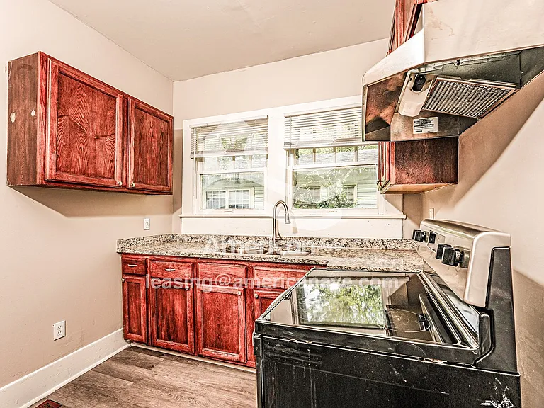 1443306_007_kitchen_7.jpg
