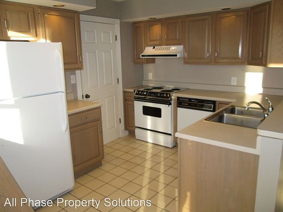 4th image of 1243 Maine St APT 4