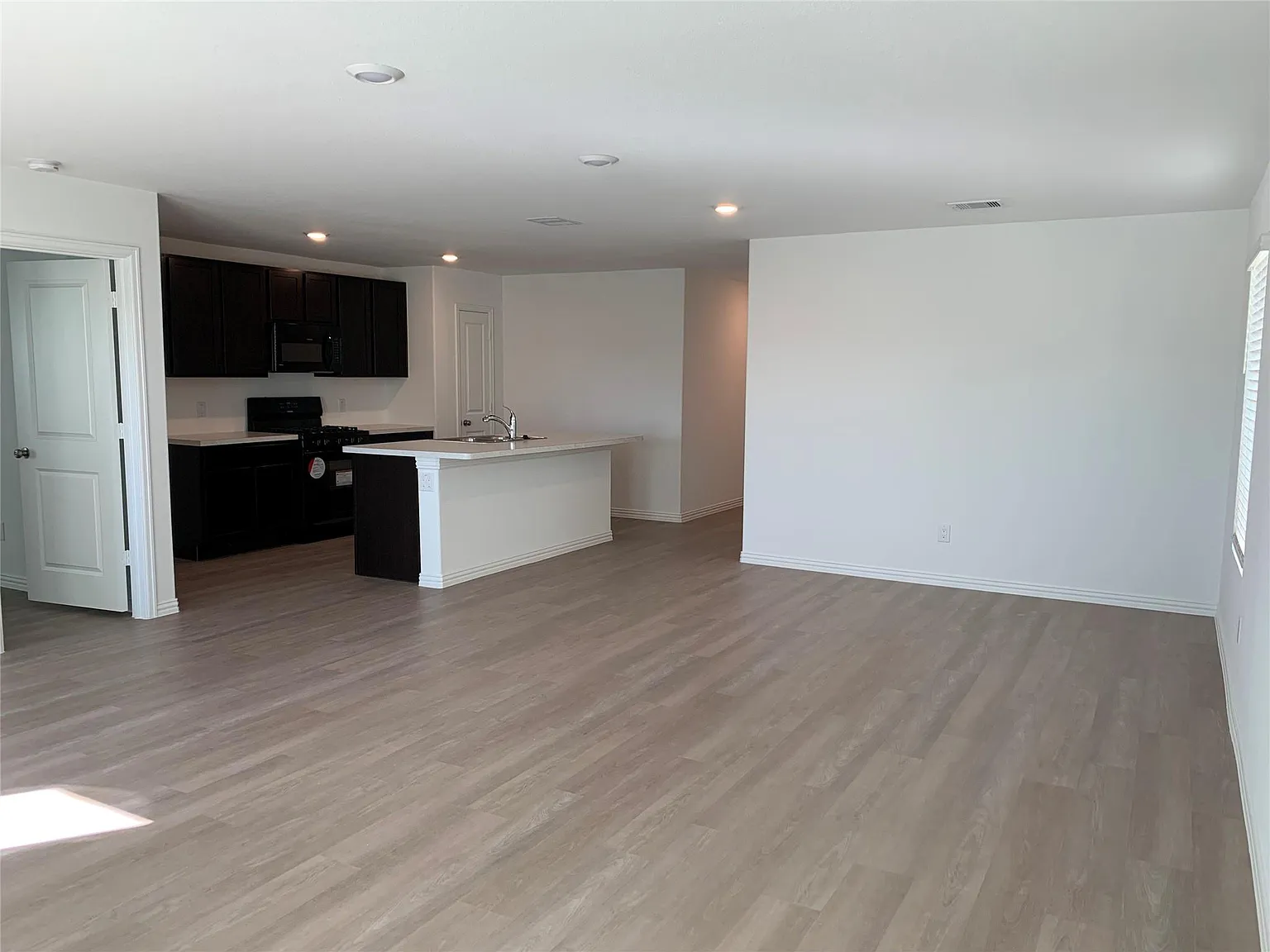 4 bed, 2.0 bath, 1720 sqft, $1,850 — Photo 4