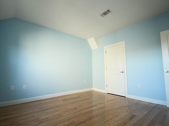5th image of 1403 Basswood Cir