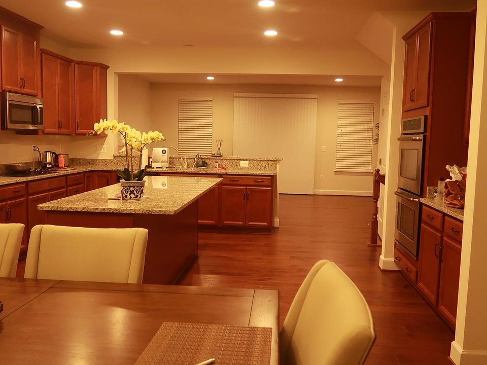 2nd image of 10660 Viewmont Ln