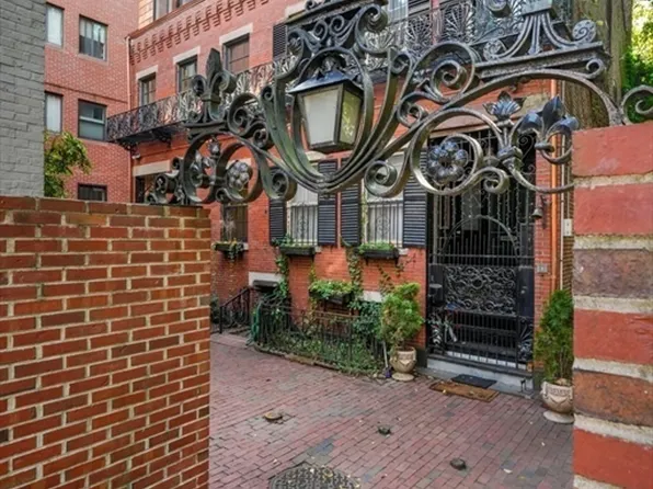 4 Lyndeboro Pl, Boston, MA 02116