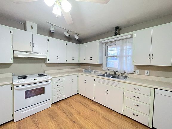 4th image of 3402 Nickerson Blvd