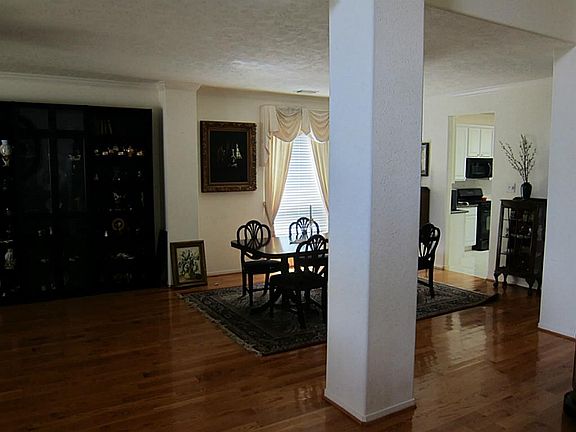4th image of 5318 Bur Oak Dr