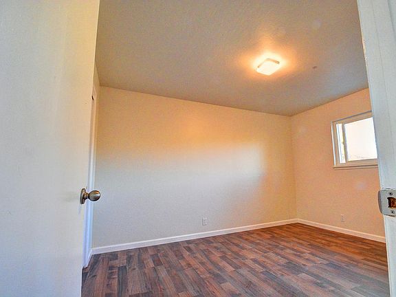 4th image of 986 Gretchen Ln #1