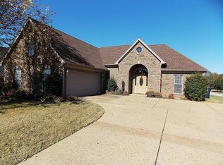 1642 Crossing Dr, Horn Lake, MS 38637