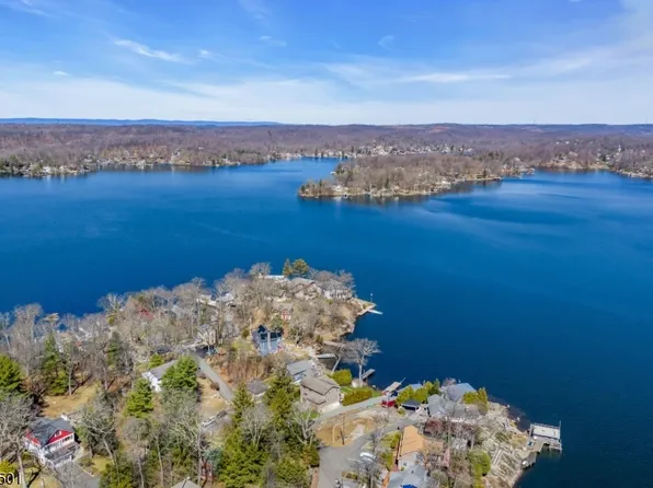 7 Wildwood Shores Dr, Hopatcong Boro, NJ 07843