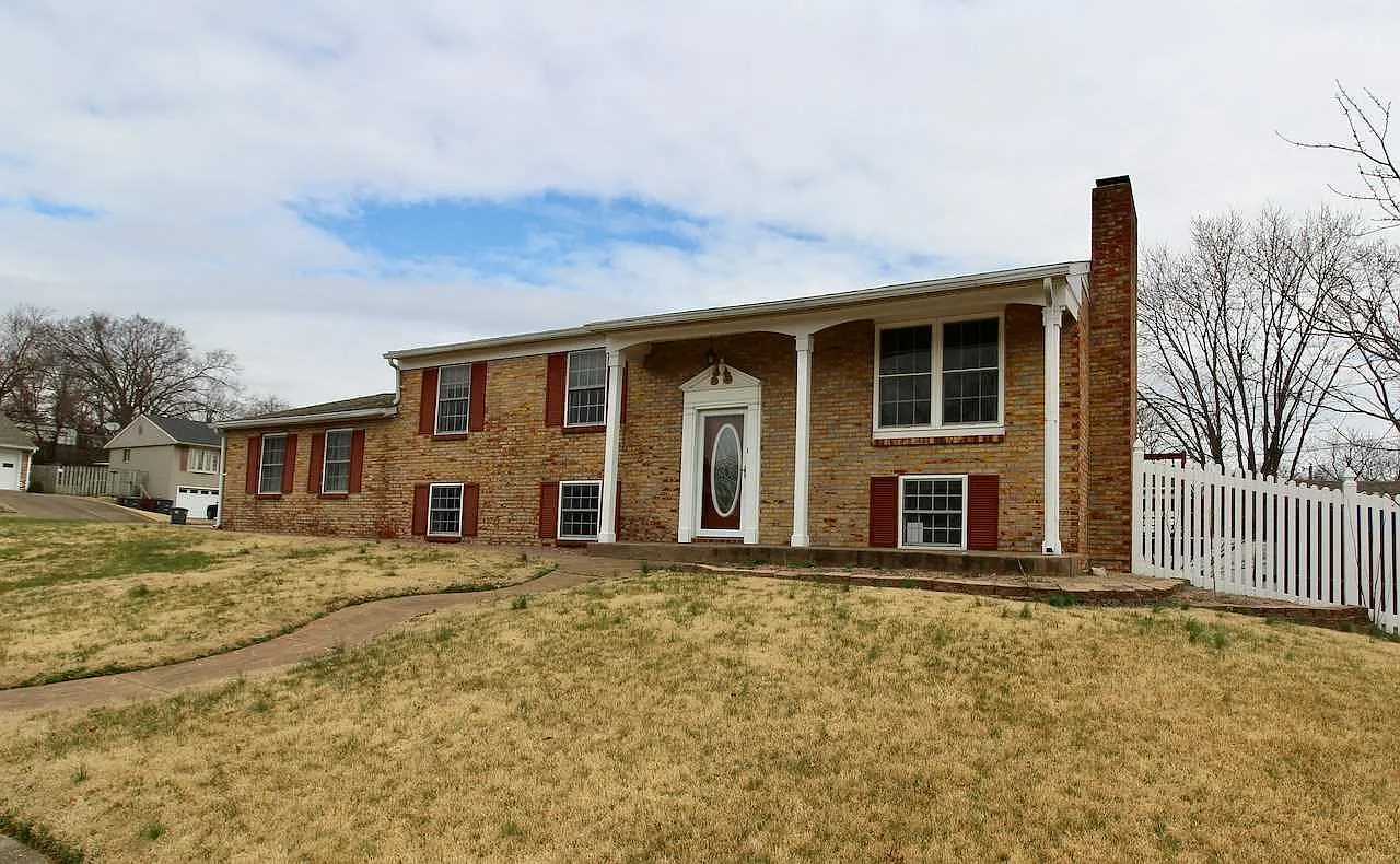 910 Stonebridge Rd photo 1