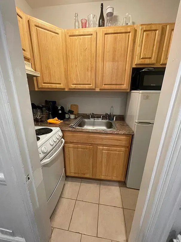 Studio, 400 sqft, $2,400 — Photo 3