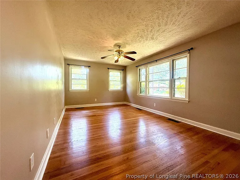 1914 Cherokee Dr — Photo 3