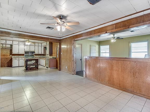 4th image of 806 Vatican Rd