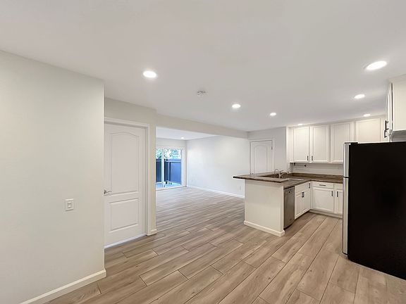 2nd image of 3454 Castle Glen Dr Unit 129
