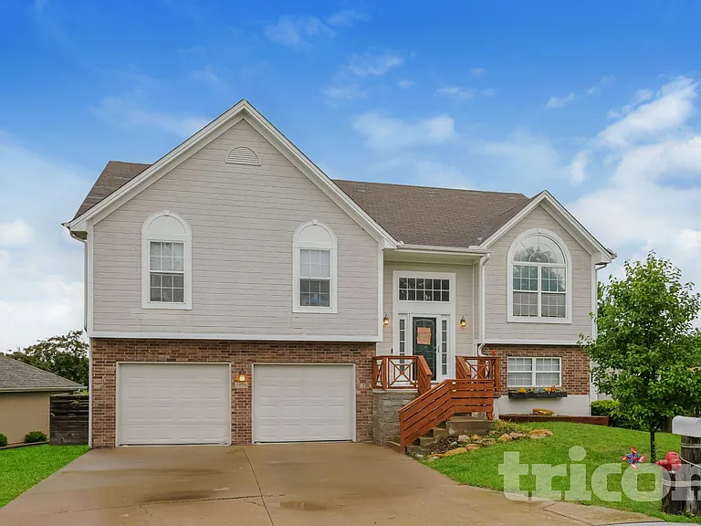 705 SW Hillside Ct — Photo 1