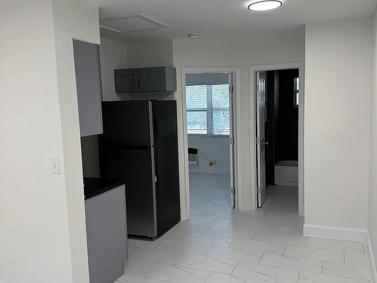 110 NW 7th Ave #18 — Photo 23