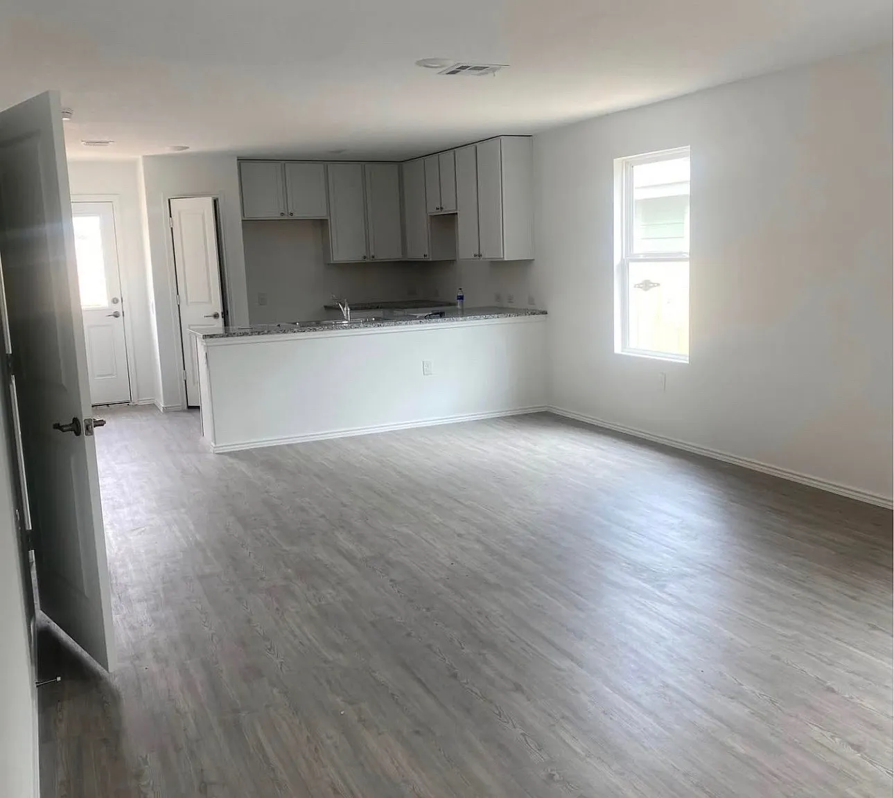 3 bed, 1228 sqft, $1,700 — Photo 2