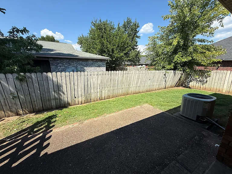 2618 W C St — Photo 24