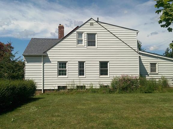 Full basement with full bathroom and rec room/possible 5th b