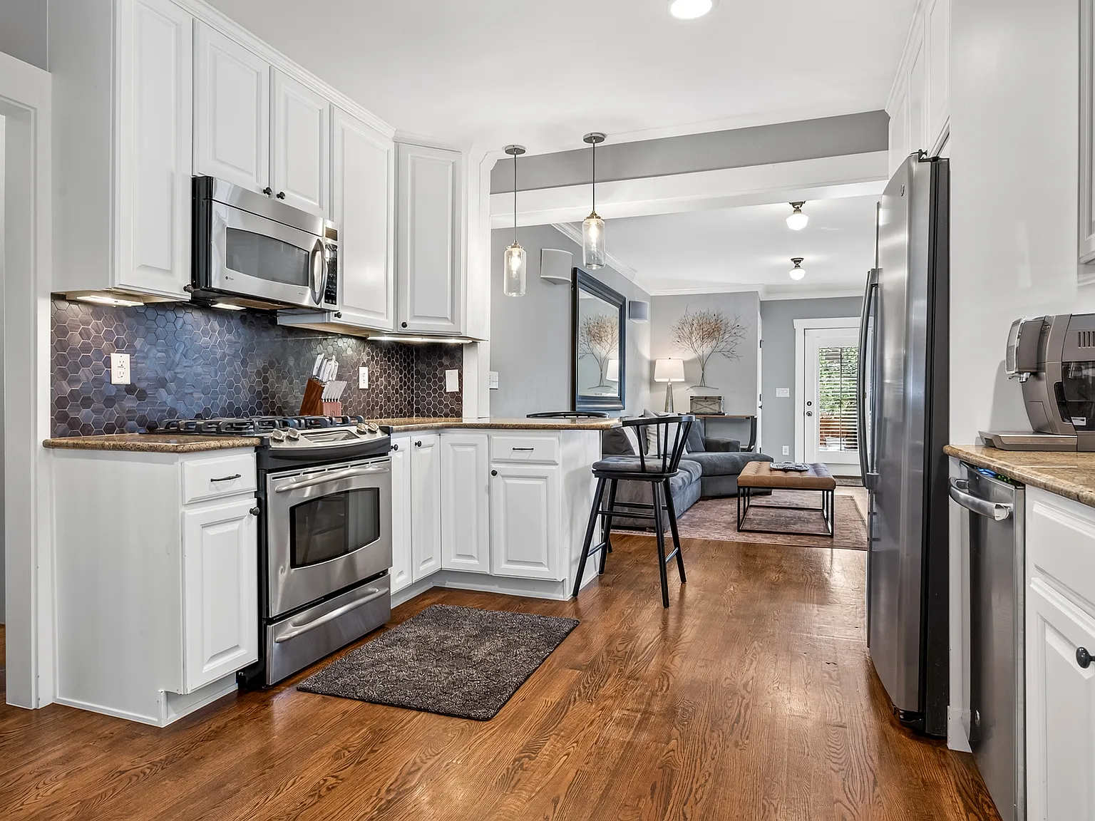 4 bed, 3.5 bath, 2556 sqft, $5,750 — Photo 4