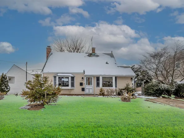 28 Farm Lane, Levittown, NY 11756