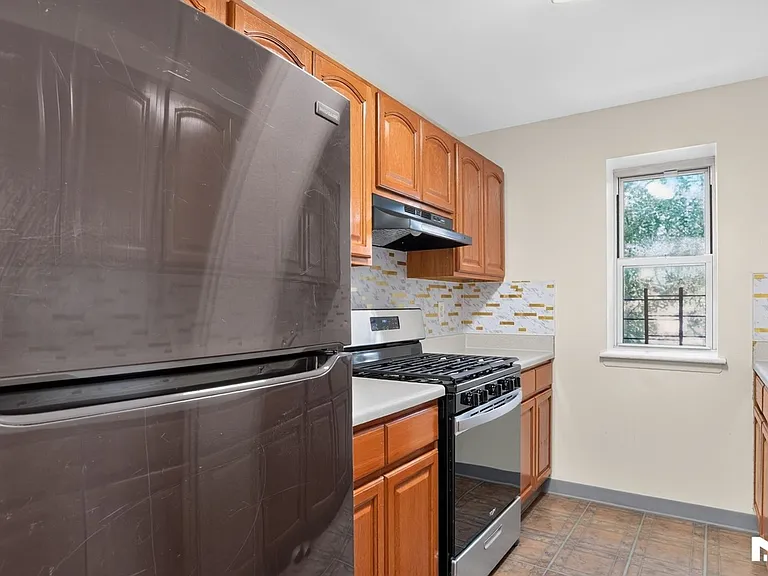 747 Essex St #3 — Photo 10