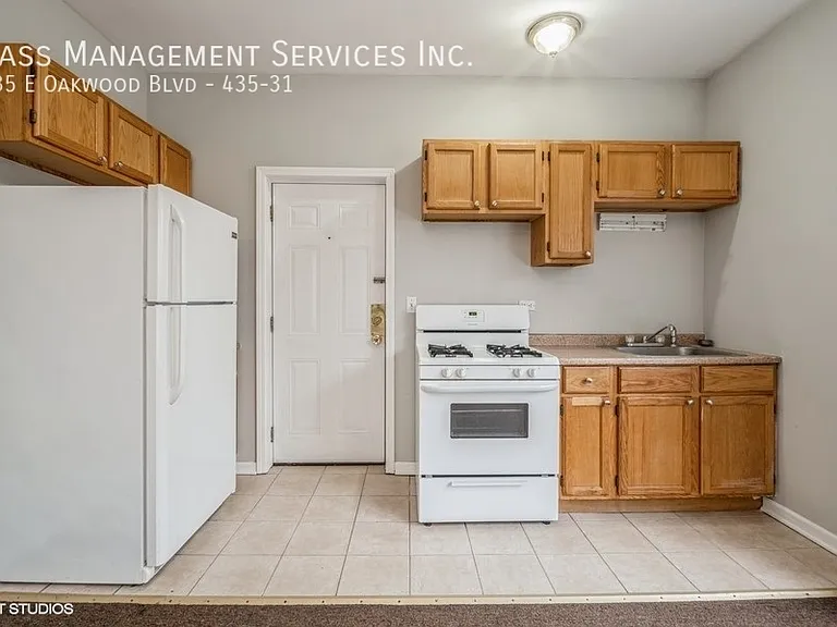 427-39 E Oakwood Blvd — Photo 21