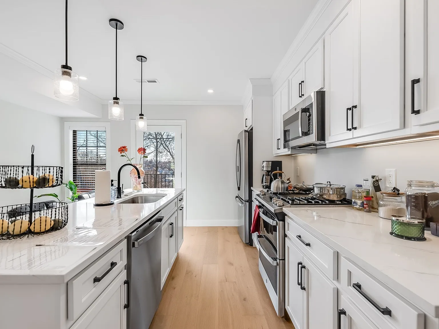 5 bed, 3.0 bath, 2100 sqft, $5,200 — Photo 3