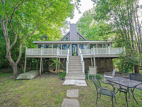 3rd image of 120 Woodslake Dr