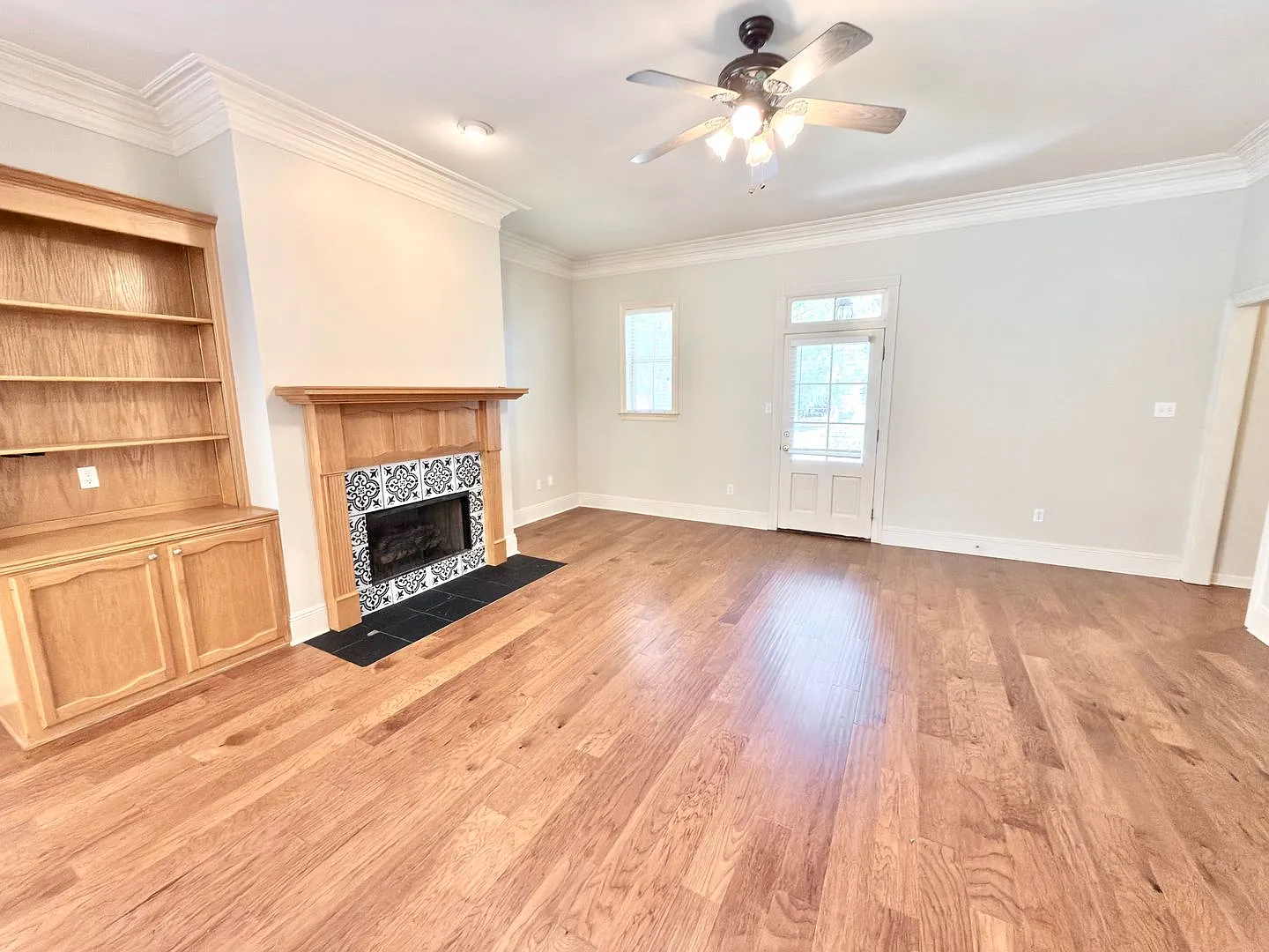 Inviting 3 Bedroom Home Minutes from Bluebonnet — Photo 4