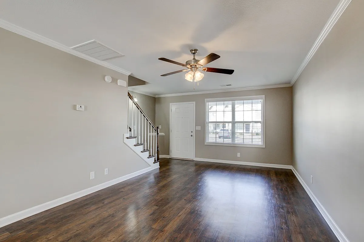 Charming Townhome Close to the Interstate ! — Photo 2