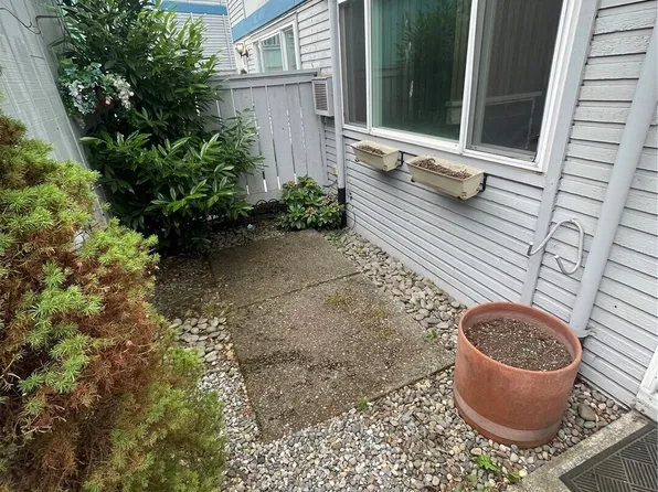 2305 S Pinebrook Lane, Des Moines, WA 98198
