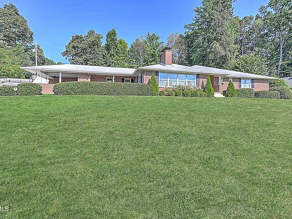 5th image of 530 Valley Dr