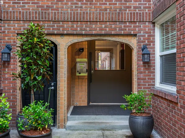 701 NE 28th Ave APT 24, Portland, OR 97232