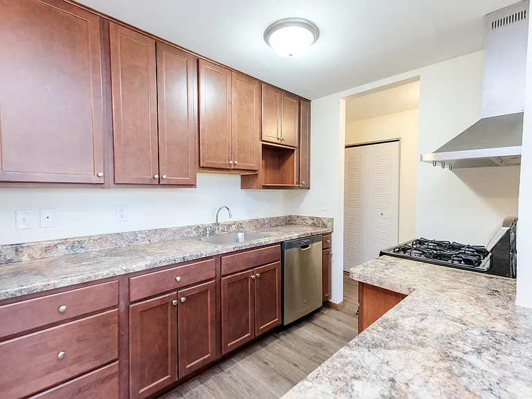 Queen Terrace Apartments — Photo 26