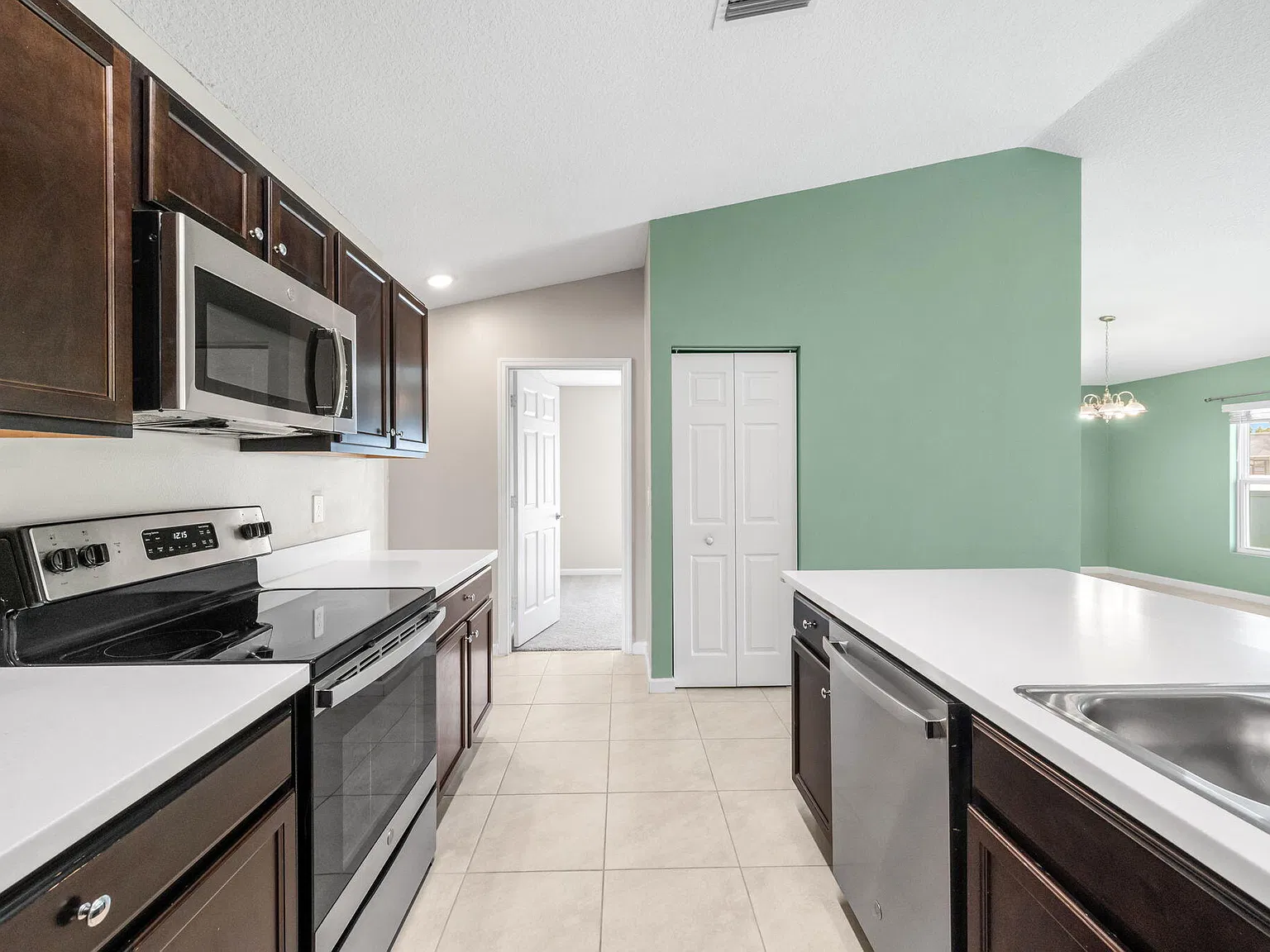 4 bed, 2.0 bath, 1806 sqft, $2,600 — Photo 4