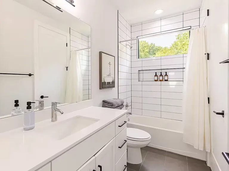 2715 E 3rd St #1 — Photo 11