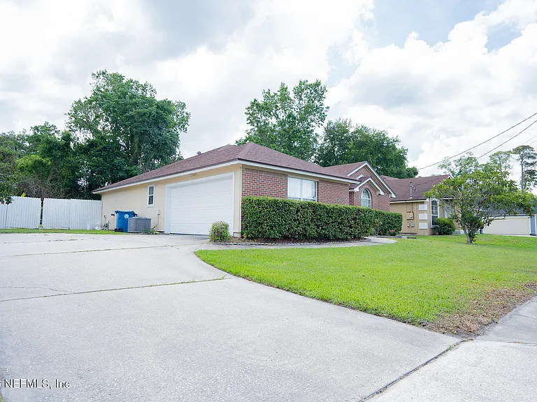 2441 University Blvd S — Photo 3
