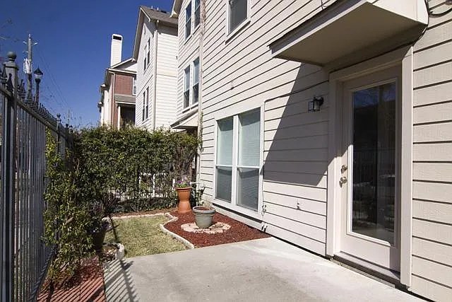 2256 La Branch St — Photo 30